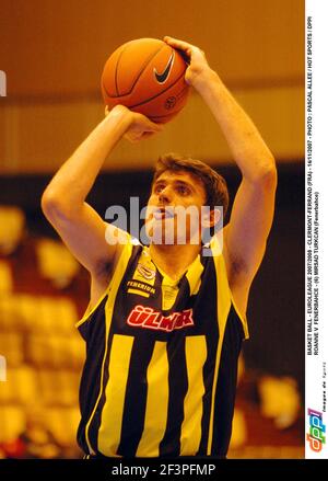 BASKET BALL - EUROLEGA 2007/2008 - CLERMONT-FERRAND (FRA) - 14/11/2007 - PHOTO : PASCAL ALLEE / HOT SPORTS / DPPI ROANNE V FENERBAHCE - (6) MIRSAD TURKCAN (FENERBAHCE) Foto Stock