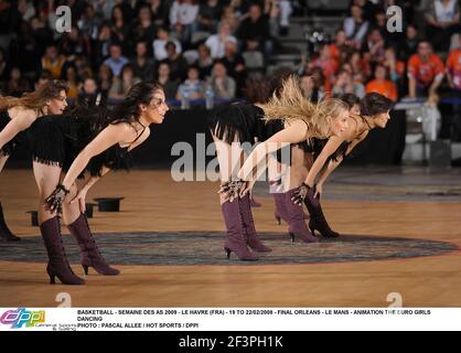 BASKETBALL - SEMAINE DES AS 2009 - LE HAVRE (FRA) - 19 TO 22/02/2008 - FINAL ORLEANS - LE MANS - ANIMAZIONE LE RAGAZZE EUROPEE BALLANO FOTO : PASCAL ALLEE / HOT SPORTS / DPPI Foto Stock