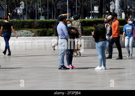 Non esclusivo: CITTÀ DEL MESSICO, MESSICO MARZO 17: Persone che si godono una passeggiata a Bellas Artes Palace durante la nuova normalità. Gli abitanti si adattano alla sa Foto Stock