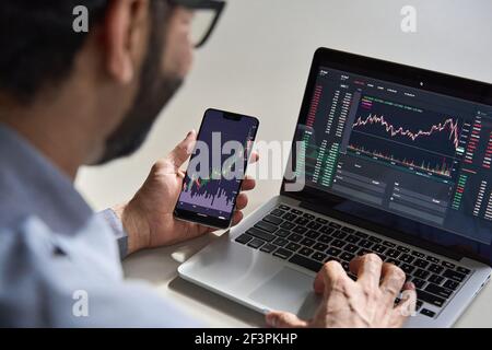 Business uomo trader investitore analista controllo dei dati di trading. Foto Stock