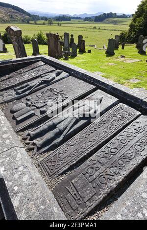 16 ° secolo lastre di tomba nel Poltalloch sepoltura recinto nel cimitero presso la città storica di Kilmartin a Kilmartin Glen, Argyll & Bute UK Foto Stock