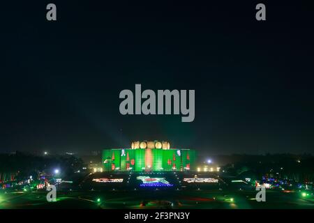 Dhaka, Bangladesh. 17 Marzo 2021. Illuminazione colorata della Casa del Parlamento nazionale in occasione del centenario della nascita del padre fondatore del Bangladesh Bangabandhu Sheikh Mujibur Rahman e del giubileo d'oro dell'indipendenza a Dhaka, Bangladesh, 17 marzo 2021. Credit: Suvra Kanti Das/ZUMA Wire/Alamy Live News Foto Stock