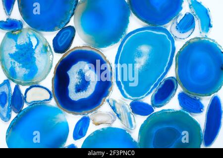 Agates pietra grande .agate blu .blu Agate cristallo geode. Fette di pietra naturale isolato su sfondo bianco. Motivo di gate in blu tones.Texture di Foto Stock