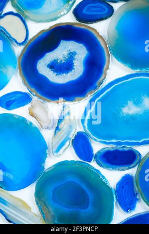 Agates pietra grande set.agate blu .blu Agata geode cristallo. Fette di pietra naturale isolato su sfondo bianco. Motivo Agata in tonalità blu. Foto Stock