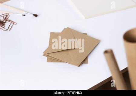 Design minimal Flatlay con cancelleria su sfondo bianco. Creative Art Design Mockup. Foto Stock