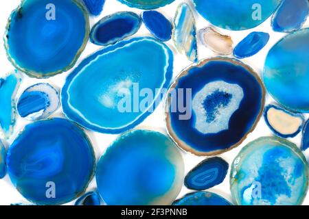 Agates pietra grande set.agate blu .blu Agata geode cristallo. Fette di pietra naturale isolato su sfondo bianco. Motivo di gate in blu tones.Texture Foto Stock