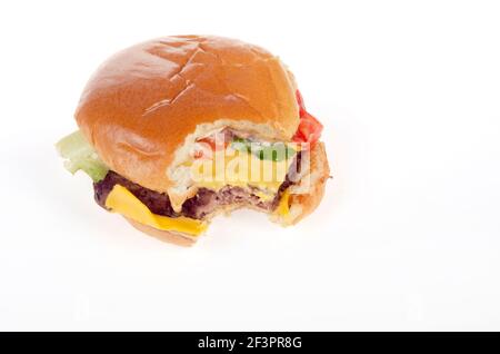 Wendy's Dave's Single Cheeseburger classico con Bite preso su bianco Sfondo Foto Stock
