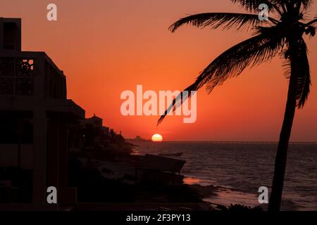 Tramonto arancione sul Golfo Foto Stock