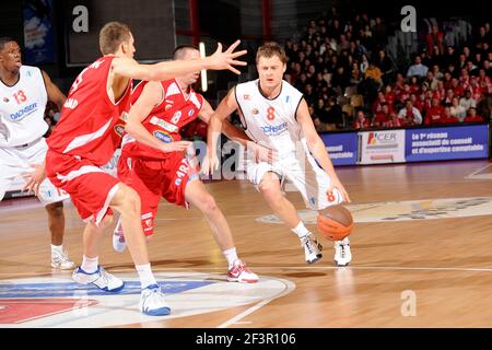 BASKETBALL - EUROCUP 2009/2010 - CHOLET (FRA) - 15/12/2009 - PHOTO : PASCAL ALLEE / HOT SPORTS / DPPI CHOLET V ETOILE ROUGE - ARVYDAS EITUTAVIUS(CHO) Foto Stock