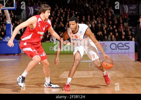 BASKETBALL - EUROCUP 2009/2010 - CHOLET (FRA) - 15/12/2009 - PHOTO : PASCAL ALLEE / HOT SPORTS / DPPI CHOLET V ETOILE ROUGE - SAMUEL MEJIA (CHO) / NEMANJA BJELICA (ERB) Foto Stock