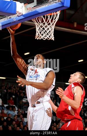 BASKETBALL - EUROCUP 2009/2010 - CHOLET (FRA) - 15/12/2009 - PHOTO : PASCAL ALLEE / HOT SPORTS / DPPI CHOLET V ETOILE ROUGE -KEVIN SERAPHIN (CHO) Foto Stock