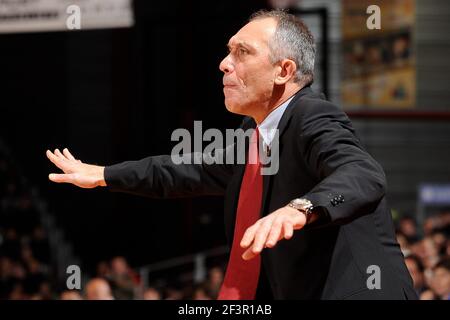 BASKETBALL - EUROCUP 2009/2010 - CHOLET (FRA) - 15/12/2009 - PHOTO : PASCAL ALLEE / HOT SPORTS / DPPI CHOLET V ETOILE ROUGE - ERMAN KUNTER LA CARROZZA CHOLET Foto Stock