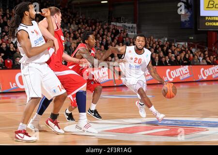 BASKETBALL - EUROCUP 2009/2010 - CHOLET (FRA) - 15/12/2009 - PHOTO : PASCAL ALLEE / HOT SPORTS / DPPI CHOLET V ETOILE ROUGE - GIAMAAL TATUM (CHO) / MIKE TAYLOR (ERB) Foto Stock