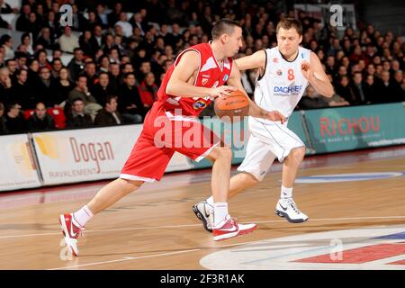 BASKETBALL - EUROCUP 2009/2010 - CHOLET (FRA) - 15/12/2009 - PHOTO : PASCAL ALLEE / HOT SPORTS / DPPI CHOLET V ETOILE ROUGE - VUK RADIVOJEVIC (ERB) /ARVYDAS EITUTAVIUS (CHO) Foto Stock