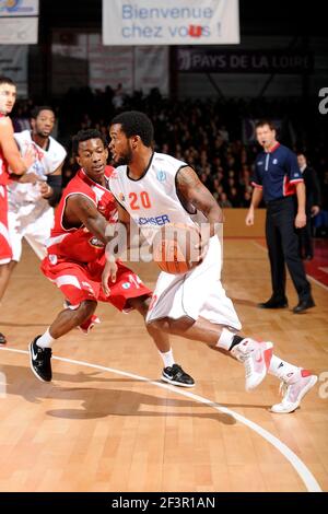 BASKETBALL - EUROCUP 2009/2010 - CHOLET (FRA) - 15/12/2009 - PHOTO : PASCAL ALLEE / HOT SPORTS / DPPI CHOLET V ETOILE ROUGE - GIAMAAL TATUM (CHO) / MIKE TAYLOR (ERB) Foto Stock