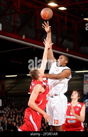 BASKETBALL - EUROCUP 2009/2010 - CHOLET (FRA) - 15/12/2009 - PHOTO : PASCAL ALLEE / HOT SPORTS / DPPI CHOLET V ETOILE ROUGE -KEVIN SERAPHIN (CHO) Foto Stock