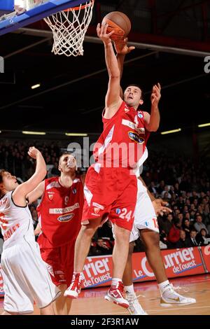 BASKETBALL - EUROCUP 2009/2010 - CHOLET (FRA) - 15/12/2009 - PHOTO : PASCAL ALLEE / HOT SPORTS / DPPI CHOLET V ETOILE ROUGE - FILIP VIDENOV (ERB) /KEVIN SERAPHIN (CHO) Foto Stock