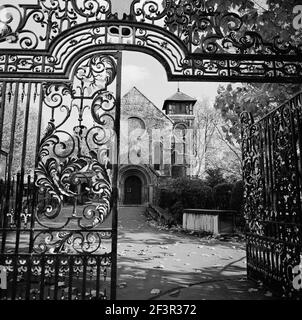 ST PANCRAS OLD CHURCH, Camden Town, Londra. Una vista attraverso la porta di ferro battuto che conduce ai Giardini di St Pancras. Fotografia di John Gay. Data rang Foto Stock