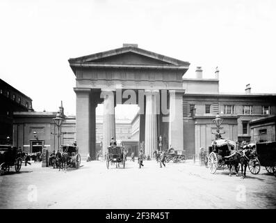 EUSTON ARCH, Londra. Vista dell'arco alla stazione di Euston con veicoli trainati da cavalli in primo piano. L'arco fu costruito da Philip Hardwick nel 1838 e. Foto Stock