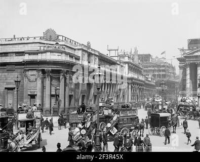 BANK OF ENGLAND, Threadneedle Street, City of London. Una vista della Banca d'Inghilterra che guarda lungo Threadneedle Street e mostra le decorazioni per Foto Stock