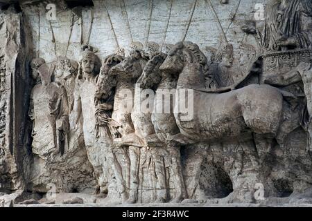 Particolare del cavaliere, scolpito sull'Arco di Tito, Roma, Foro Romano in Via Sacra, Roma, Italia Foto Stock