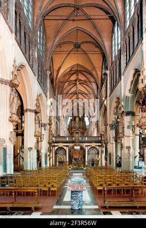 Liebfrauenkirche Br¸gge, Innenraum. Mittelschiff. Blick zum barocken Lettner und Orgel. Liebfrauenkirche (Onze-lieve-Vrouwekerk) ist der Name einer go Foto Stock