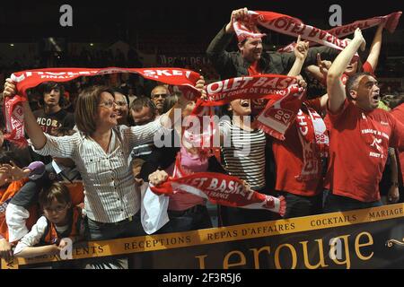 BASKET - CAMPIONATO FRANCESE 2009/2010 - PRO A - LE MANS V CHOLET - LE MANS (FRA) - 17/04/2010 - TIFOSI DI GIOIA CHOLET - FOTO : PASCAL ALLEE / HOT SPORTS / DPPI Foto Stock