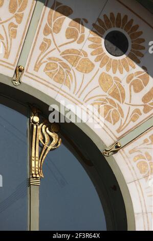 Particolare del disegno della foglia d'oro e dell'opera d'oro sull'arco d'ingresso del padiglione art nouveau Wagner, che ospita la mostra permanente otto Wagner, Piazza Carlo, Foto Stock