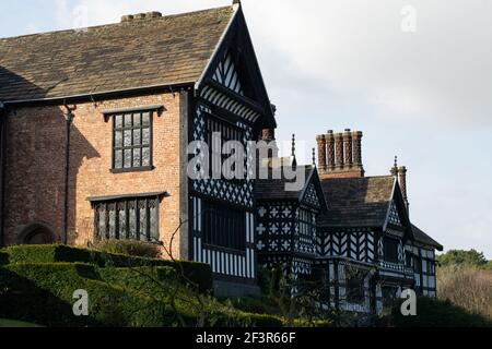 Bramall Hall, Stockport, Greater Manchester, chiuso durante il blocco nazionale in Inghilterra. Case britanniche. Foto Stock