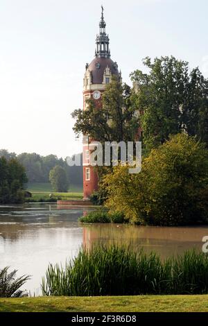 Vista sul fiume Niesse verso il castello "nuovo" di Muskau nel parco Muskau, un famoso giardino inglese, situato al confine tra Germania e Polonia Foto Stock