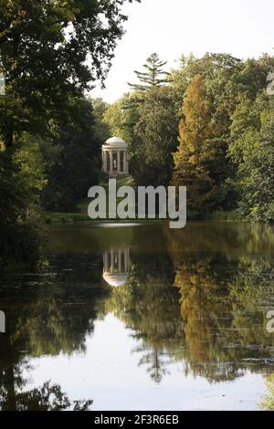 Vista sull'acqua verso il tempio di Venere, nel parco di Worlitzer nel regno giardino di Dessau-Worlitz, Sassonia-Anhalt, Germania. UNESCO mondo lei Foto Stock