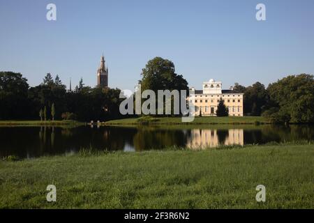 Vista sul lago di Worlitz verso il Palazzo di Worlitz, il parco di Worlitzer, il regno giardino di Dessau-Worlitz, Sassonia-Anhalt, Germania. Foto Stock