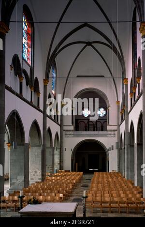 Navata interna dell'Abbazia di San Vito con vetrate Monchengladbach, Germania Foto Stock