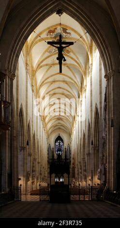 Silhouette di crocifisso di fronte alla navata di Ulm Minster a Ulm, Germania Foto Stock