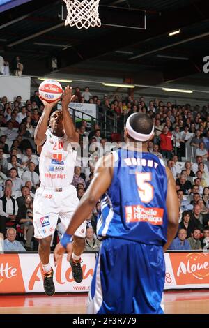 BASKETBALL - FRENCH CHAMPIONSHIP 2009/2010 - CHOLET (FRA) - 18/05/2010 - PHOTO : PASCAL ALLEE / HOT SPORTS / DPPI - PLAY OFF PRO A - CHOLET V POITIERS - MARCELLUS SOMMERVILLE (CHOLET) / RASHEED WRIGHT (POITIERS) Foto Stock