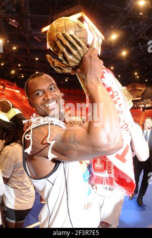 BASKETBALL - CAMPIONATO FRANCESE PLAY OFF FINAL PRO A 2010 - CHOLET V LE MANS - PARIS/BERCY (FRA) - 13/06/2010 - PHOTO : PASCAL ALLEE / HOT SPORTS / DPPI - MARCELLUS SOMMERVILLE CHOLET PLAYER WITH THE TROPHEE Foto Stock