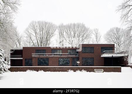 Edificio residenziale chiamato Haus Lange, progettato dall'architetto Ludwig Mies van der Rohe nel 1928 e completato nel 1930 a Krefeld, Germania. Ora converte Foto Stock