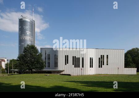 Design moderno della Torre RWE, il primo edificio ecologico al mondo accanto al Teatro Aalto (Opera House) progettato da Alvar Aalto nel 1959, althoug Foto Stock