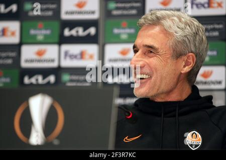Kiev, Ucraina. 17 Marzo 2021. Kiev, UCRAINA - 17 MARZO 2021 - allenatore capo del FC Shakhtar Donetsk Luis Casto è visto durante la conferenza stampa in vista della UEFA Europa League Round del 16 seconda partita contro A.S. Roma alla NSC Olimpiyskyi, Kiev, capitale dell'Ucraina Credit: Ukrinform/Alamy Live News Foto Stock