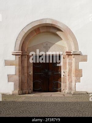 Ingresso romanico all'ex refettorio dell'Abbazia di Eberbach, un ex monastero cistercense vicino a Eltville am Rhein nel Rheingau, Germania. Foto Stock