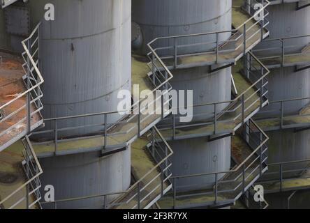 Primo piano dell'edificio industriale presso l'ex fabbrica di metalli di Thyssen AG a Duisburg, Germania. Foto Stock
