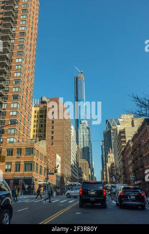 Guardando a West 57th St Manhattan New York, New York, con Central Park Tower al centro della foto