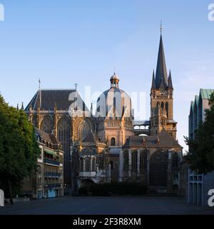 Blick von Norden (vom Rathaus) ¸ber den Katschhof, Aachen, M¸nster (Pfalzkapelle) Foto Stock
