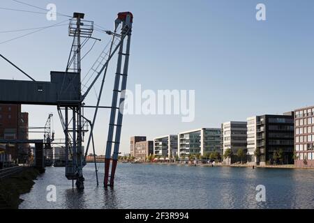 Blick von der S¸dseite nach Westen, Kran vor der K¸ppersm¸hle, Duisburg, Innenhafen Foto Stock