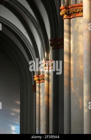 S¸dliches Seitenschiff, Lichtreflexe an den westlichen Pfeilern, Kleve, Probsteikirche St. Mariae Himmelfahrt Foto Stock