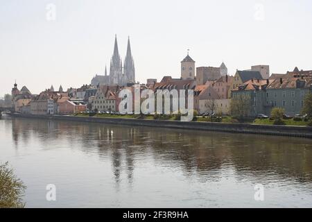 Blick ¸ber die Donau auf die Altstadt von Nordwesten, Regensburg, Dom St. Peter Foto Stock