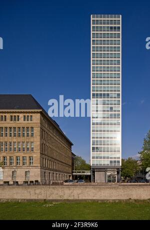 Links das Geb‰ude von Peter Behrens, Hochhaus von Paul Schneider von Esleben, D¸sseldorf, ehemalige Mannesmann-Verwaltung Foto Stock