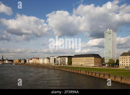 ¸cke, im Vordergrund das Geb‰ude von Peter Behrens, davor Hochhaus von Paul Schneider von Esleben, D¸sseldorf, ehemaligie Mann Foto Stock