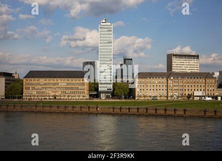 ¸cke, links das Geb‰ude von Peter Behrens, Hochhaus von Paul Schneider von Esleben, D¸sseldorf, ehemaligie Mannesmann-Verwaltu Foto Stock