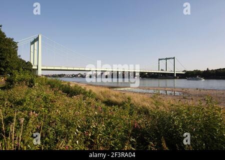 Rheinbr¸cke Kˆln-Rodenkirchen, Blick von der rechten Rheinseite, Kˆln, Rodenkirchener Br¸cke Foto Stock